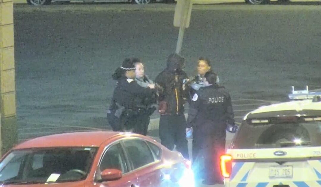 Chicago: Four Overweight Female Police Officers Try to Arrest Male Shoplifter – He Ends Up Escaping (VIDEO)