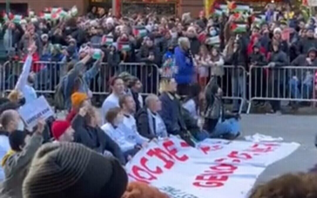 Pro-Hamas Protesters Block Macy’s Thanksgiving Day Parade (Video)