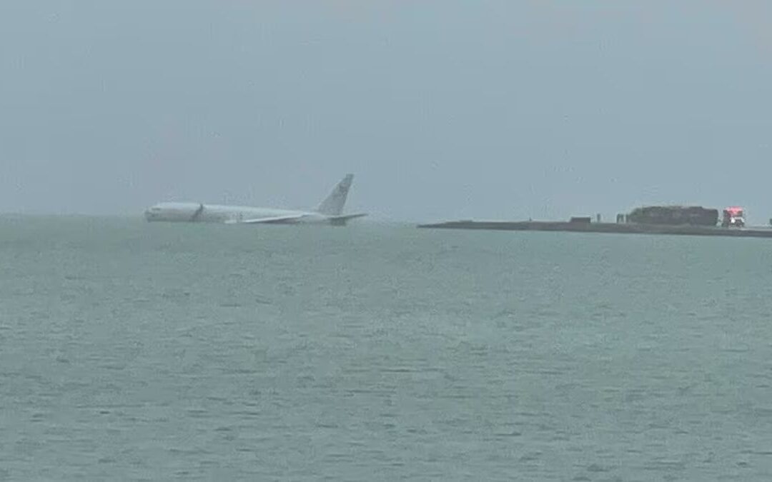 Large Military Aircraft Crashes into Hawaiian Bay After Runway Overshoot — All Nine Onboard Survive