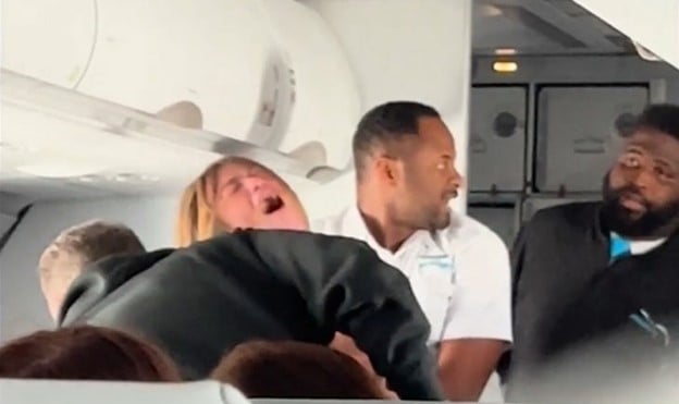 “Stop Blocking Me! I’ve Been F***ing Kidnapped!” – Disturbed Woman FREAKS OUT During Mid-Air Flight Which Leads a Fellow Passenger to Start a Sermon and Belt Out Gospel Music (VIDEO)