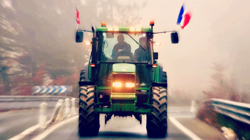 PARIS UNDER SIEGE: Farmers Block All Highways to the City – Security Forces on High Alert – Minister Vows ‘No Tractor Will Enter the Capital’ (VIDEOS)