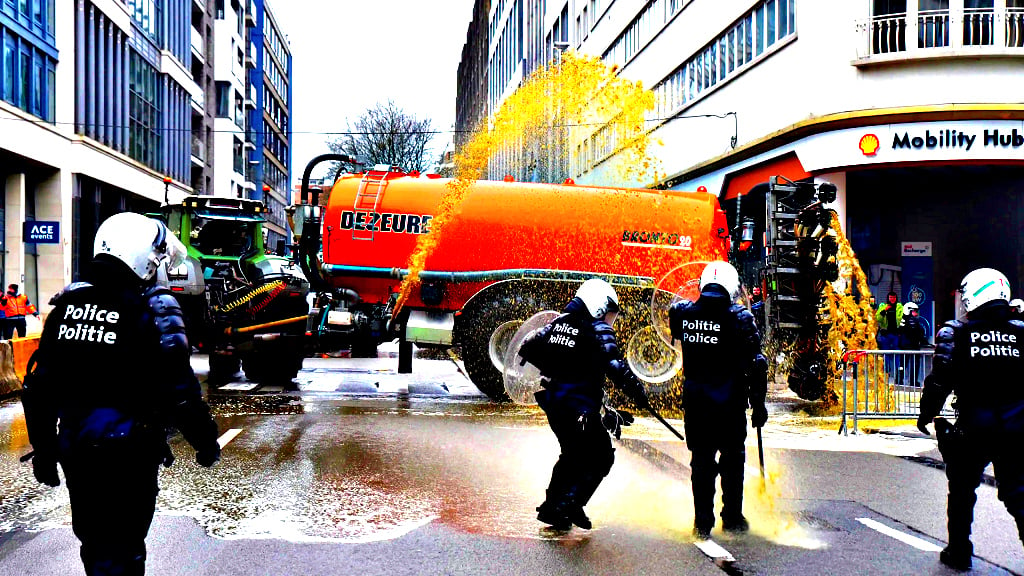 EUROPEAN FARMERS REVOLT: Tractors Break Through Barriers in Brussels – Agricultural Workers Surround EU Headquarters, Spray Liquid Manure at Police in Major Show of Force (VIDEOS)