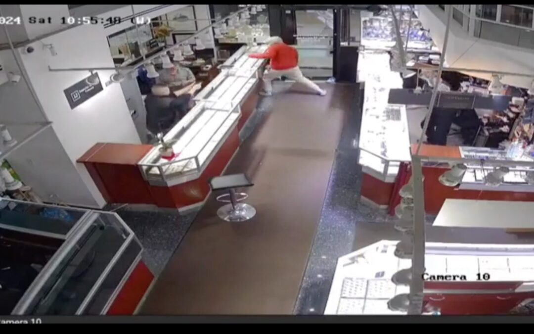 Chicago Jewelry Store Worker Shoots Smash and Grab Robber Trying Steal from Establishment – Police Take BOTH into Custody and Release Them Without Charges (VIDEO)