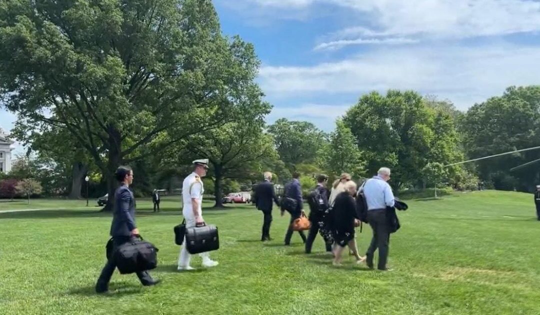 Handlers Surround Joe Biden to Hide His Stiffened Gait as He Shuffles Across South Lawn (VIDEO)