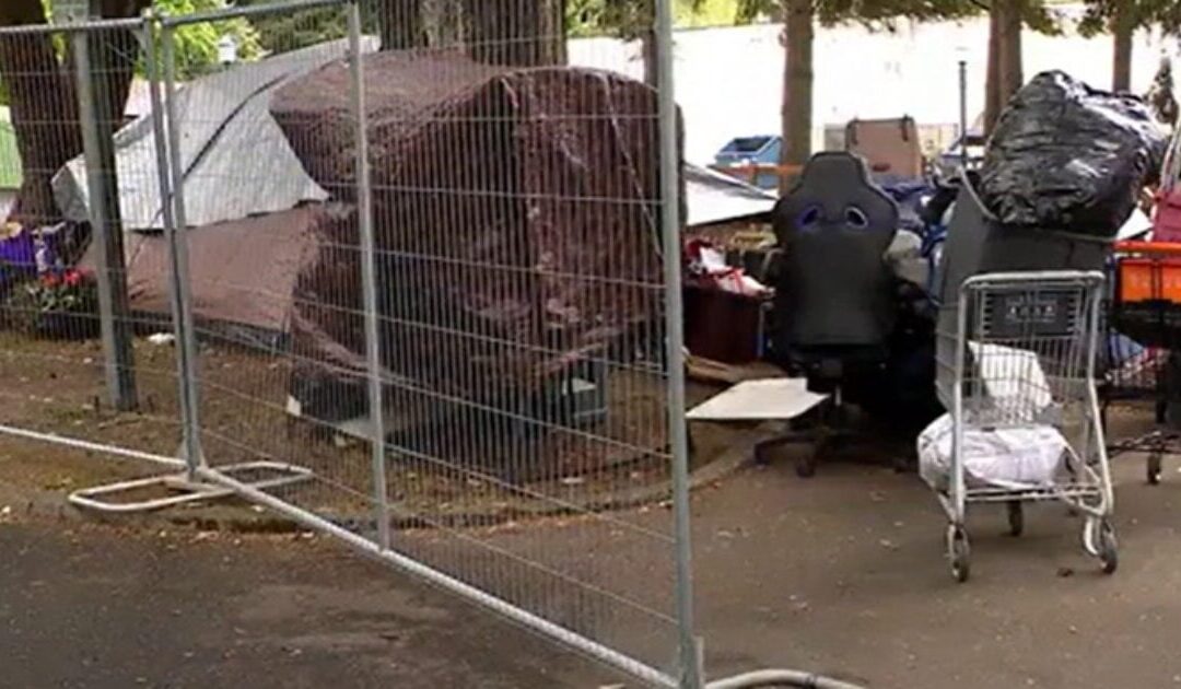 City in Washington State Uses Fencing to Contain Growing Homeless Encampment Near Courthouse (VIDEO)