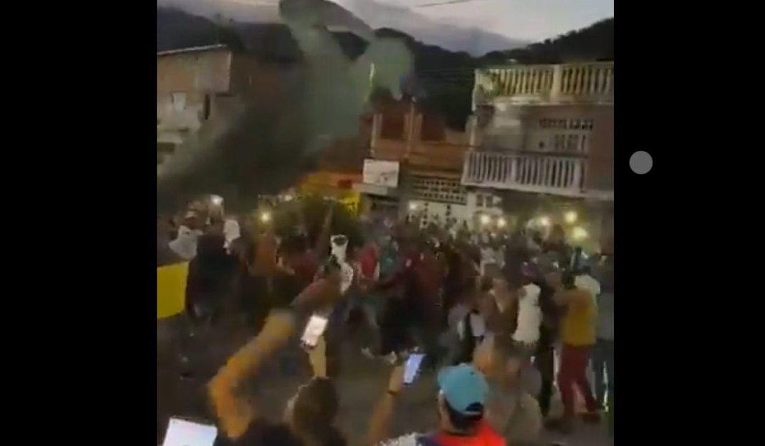 EPIC: Venezuelans Topple Statues of Late Socialist Dictator Hugo Chavez Following Rigged Elections (VIDEO)