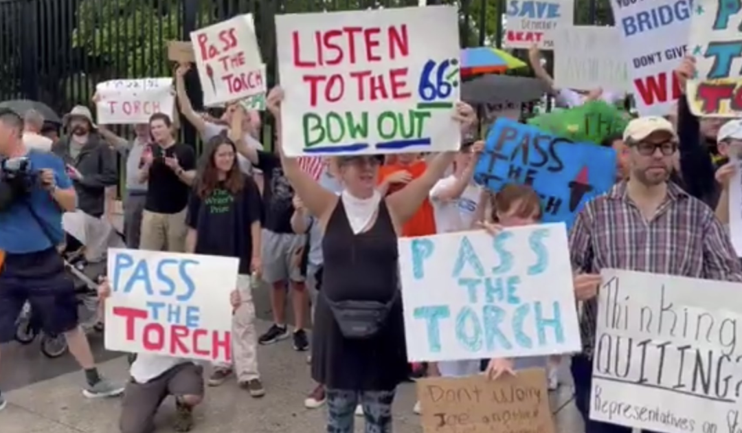 JUST IN: Mob of Leftist Protesters Swarm Around White House to Demand that Joe Biden DROP OUT of the 2024 Race – (VIDEO)