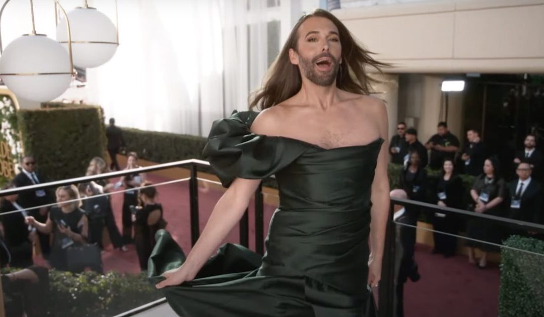 ‘Queer Eye’ Star Johnathan Van Ness Wears Full Beard and Christian Siriano Gown to Golden Globes (VIDEO)