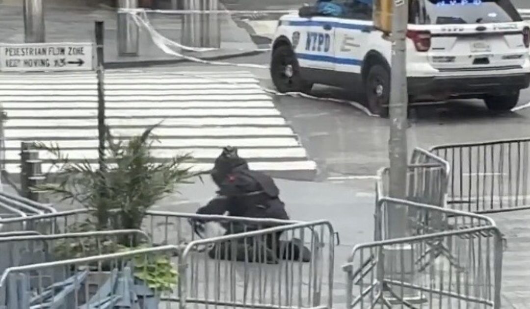 Times Square Subway Evacuated as Bomb Squad Investigates Suspicious Package (VIDEO)