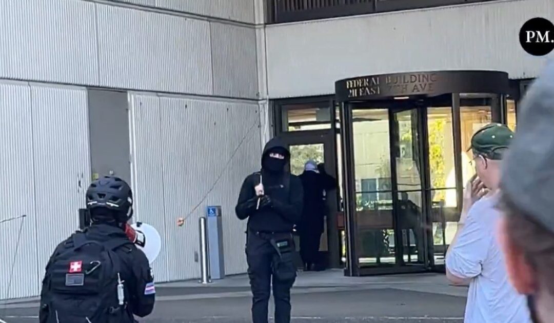 Masked Antifa Terrorists Surround Federal Building in Eugene, Oregon, to Protest ICE, Block Employees From Exiting – FEDS MAKE SEVERAL ARRESTS (VIDEO)