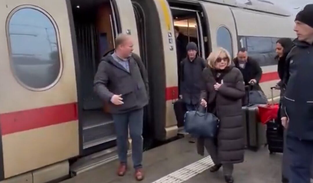 A Disheveled Hillary Clinton Arrives to Munich Security Conference by Train Due to Ongoing Strike at Lufthansa (VIDEO)