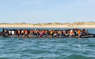 230 Migrants Cross the Channel Into the UK in a Single Giant Inflatable Boat