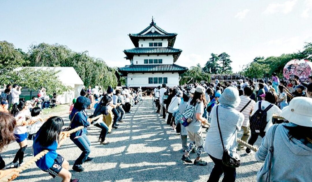 CRAZY VIDEOS Show 1800 People Pulling a Japanese Castle Back in Its Place