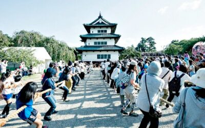 CRAZY VIDEOS Show 1800 People Pulling a Japanese Castle Back in Its Place