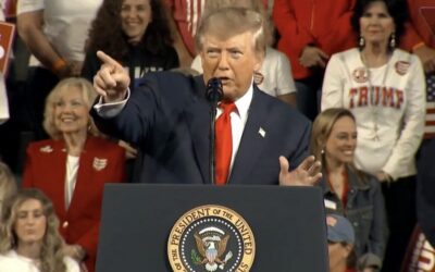 LOL: “Like That Wacko That’s Screaming Up There” – Trump Points Out Heckler Who Interrupts Rally as He’s Talking About Hecklers (VIDEO)